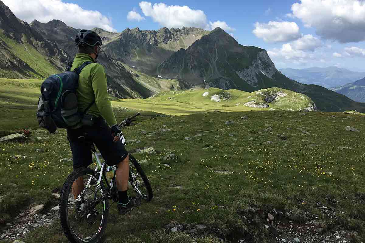 ragazzo in montagna in mtb