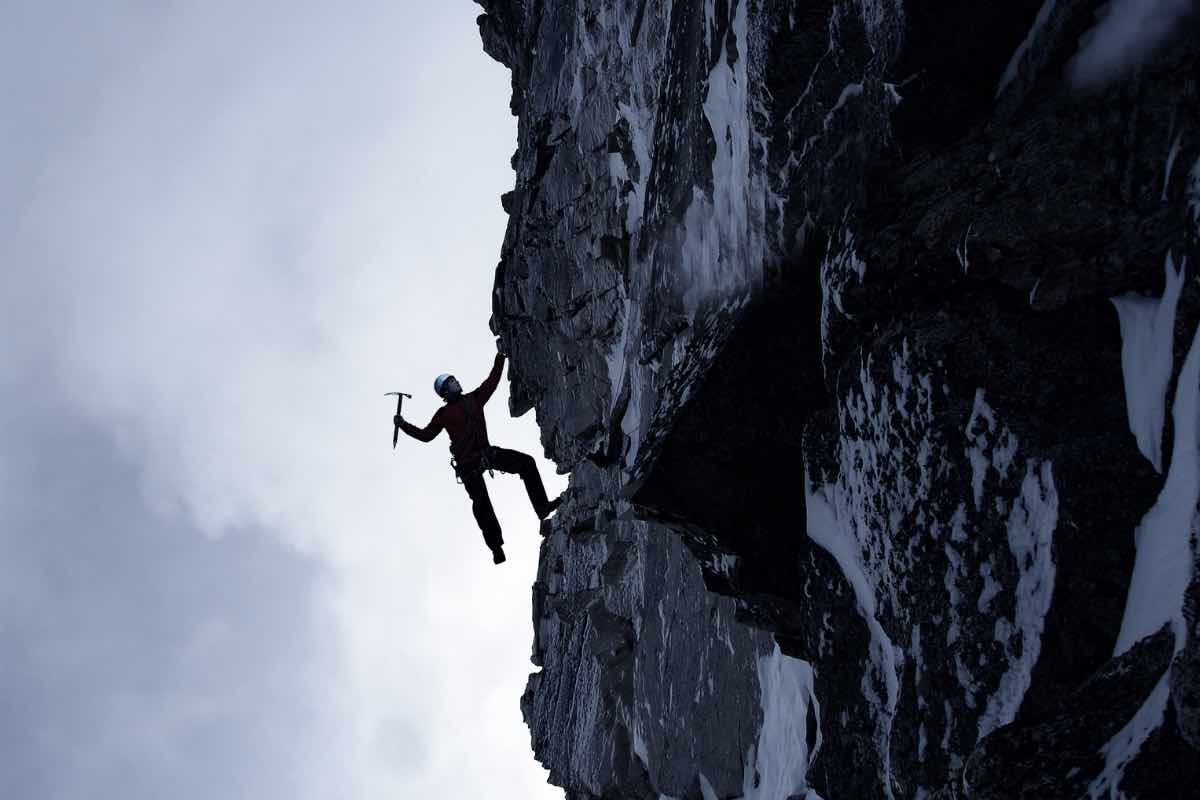 Uomo impegnato in arrampicata