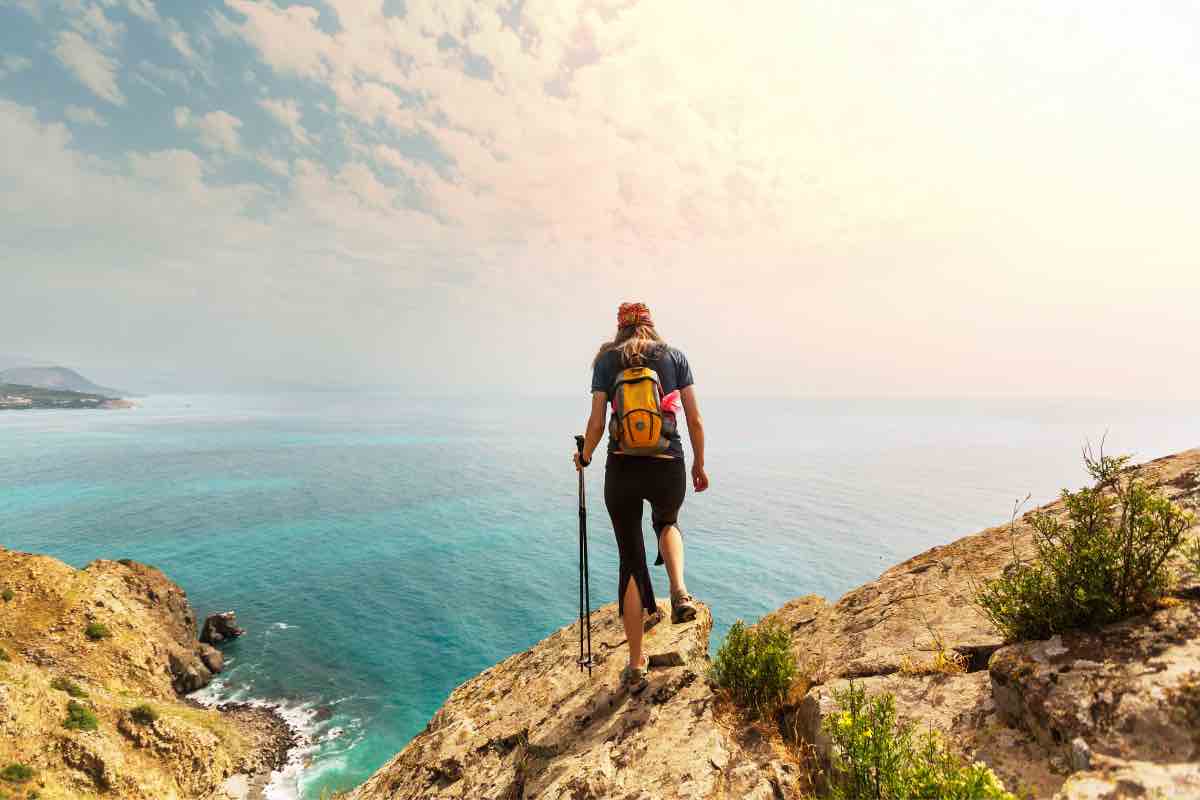 ragazza che guarda dall'alto uno specchio di acqua