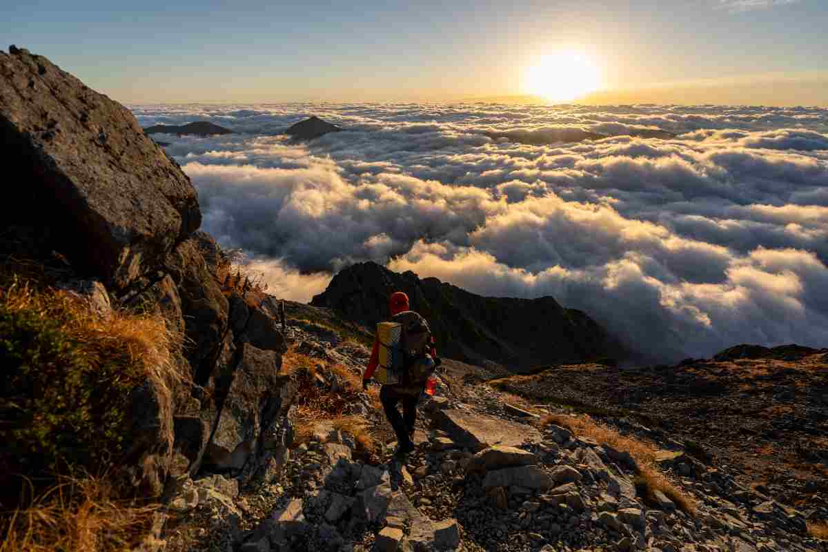 Uomo fa trekking in montagna