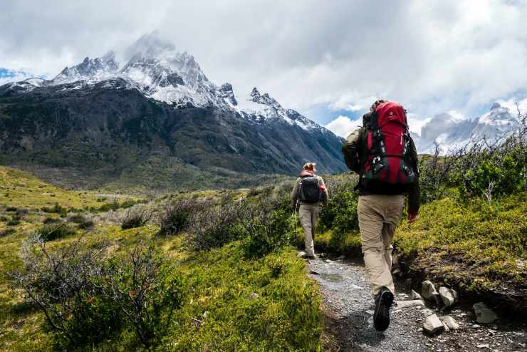 Coppia fa trekking in montagna in autunno