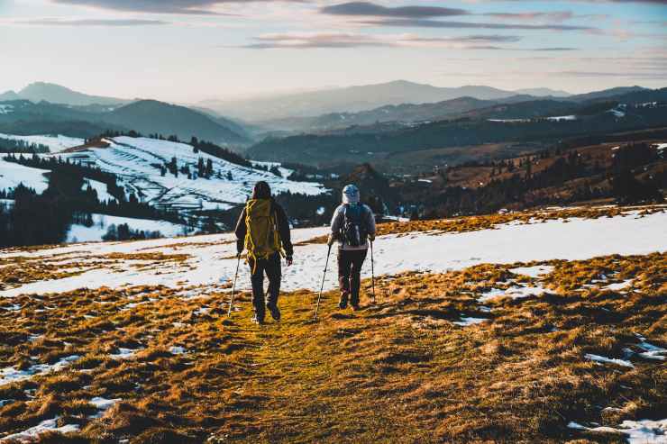 Coppia nella neve in montagna