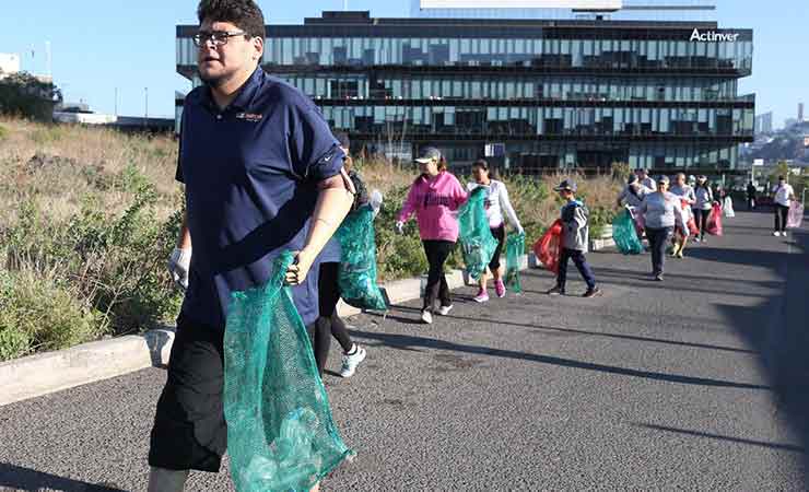 persone praticano l'urban plogging