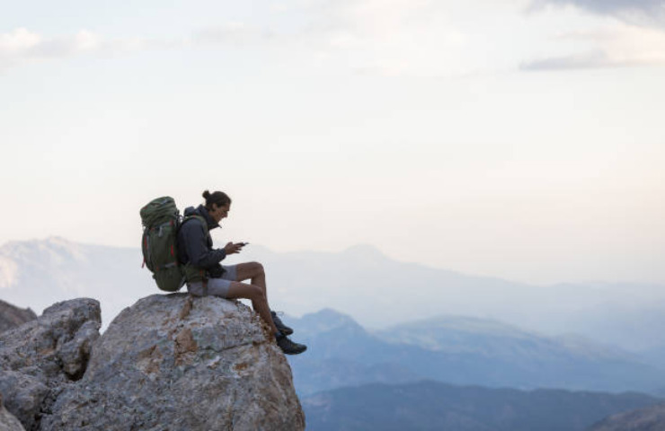 Arrampicatore utilizza il cellulare in arrampicata