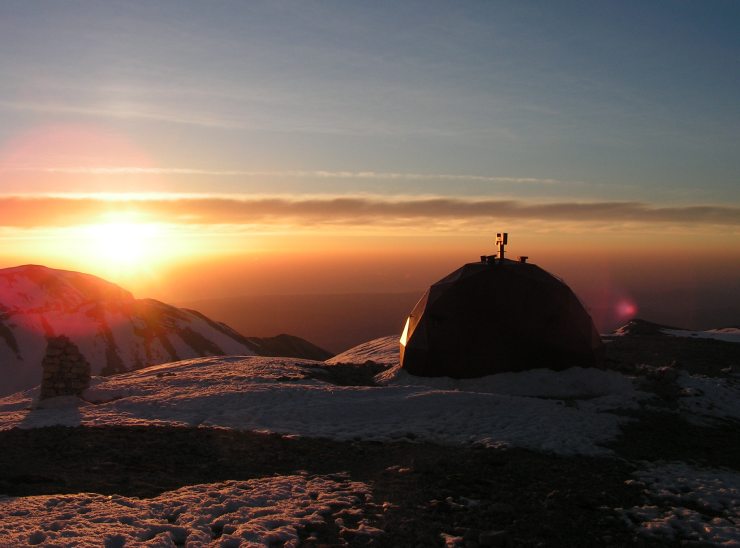 Il bivacco Pelino sul Monte Amaro