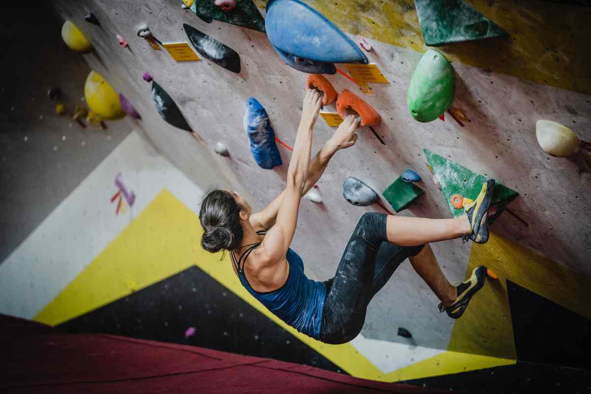 Ragazza pratica il bouldering in palestra