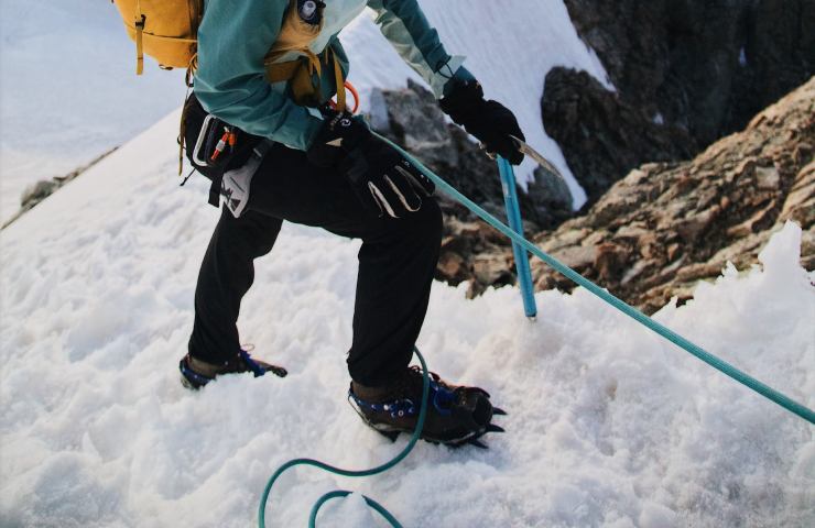 Ramponi da ghiaccio ai piedi di uno scalatore