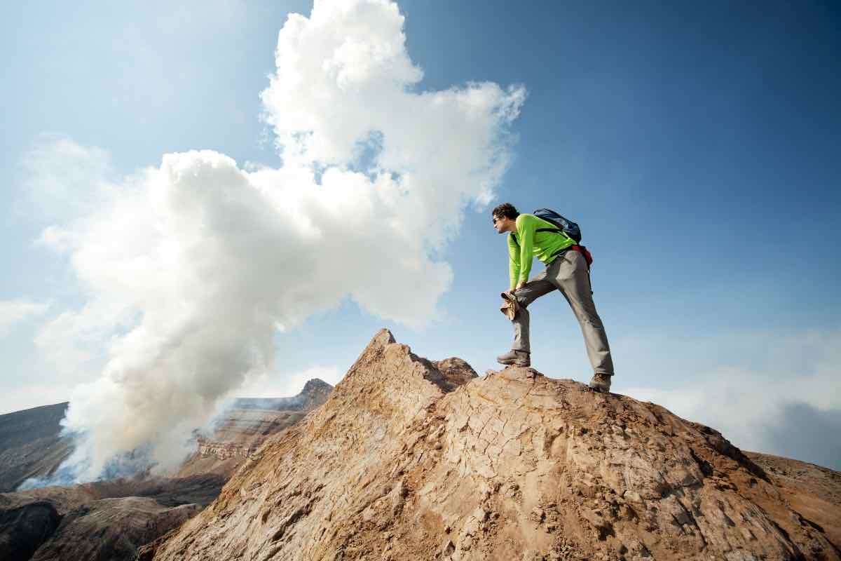 Un ragazzo in cima alla montagna