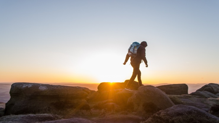 Persona fa trekking in solitaria