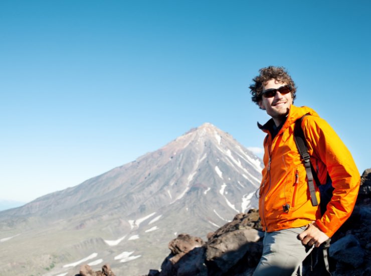 Un ragazzo sorride in montagna