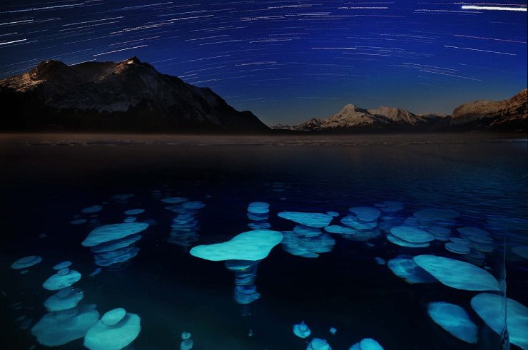 Le bolle di metano del Lake Abraham in notturna