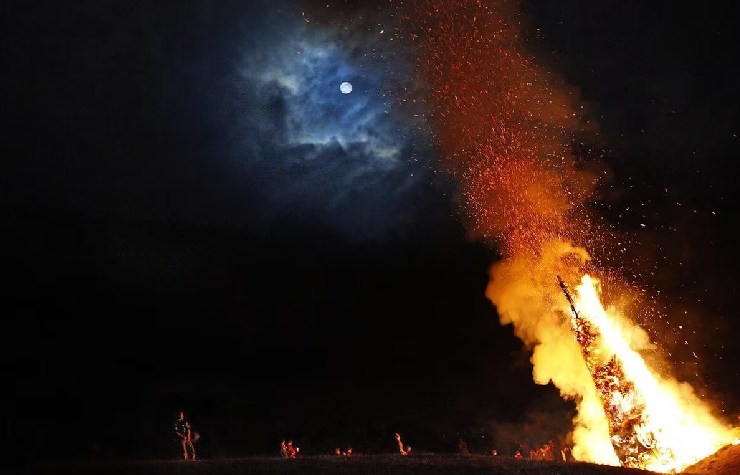 Falò grande in una notte buia in montagna