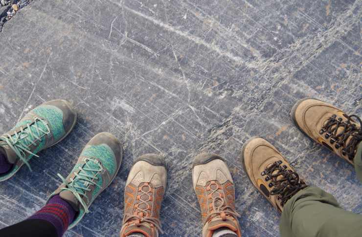 Escursionisti in scarpe da trekking