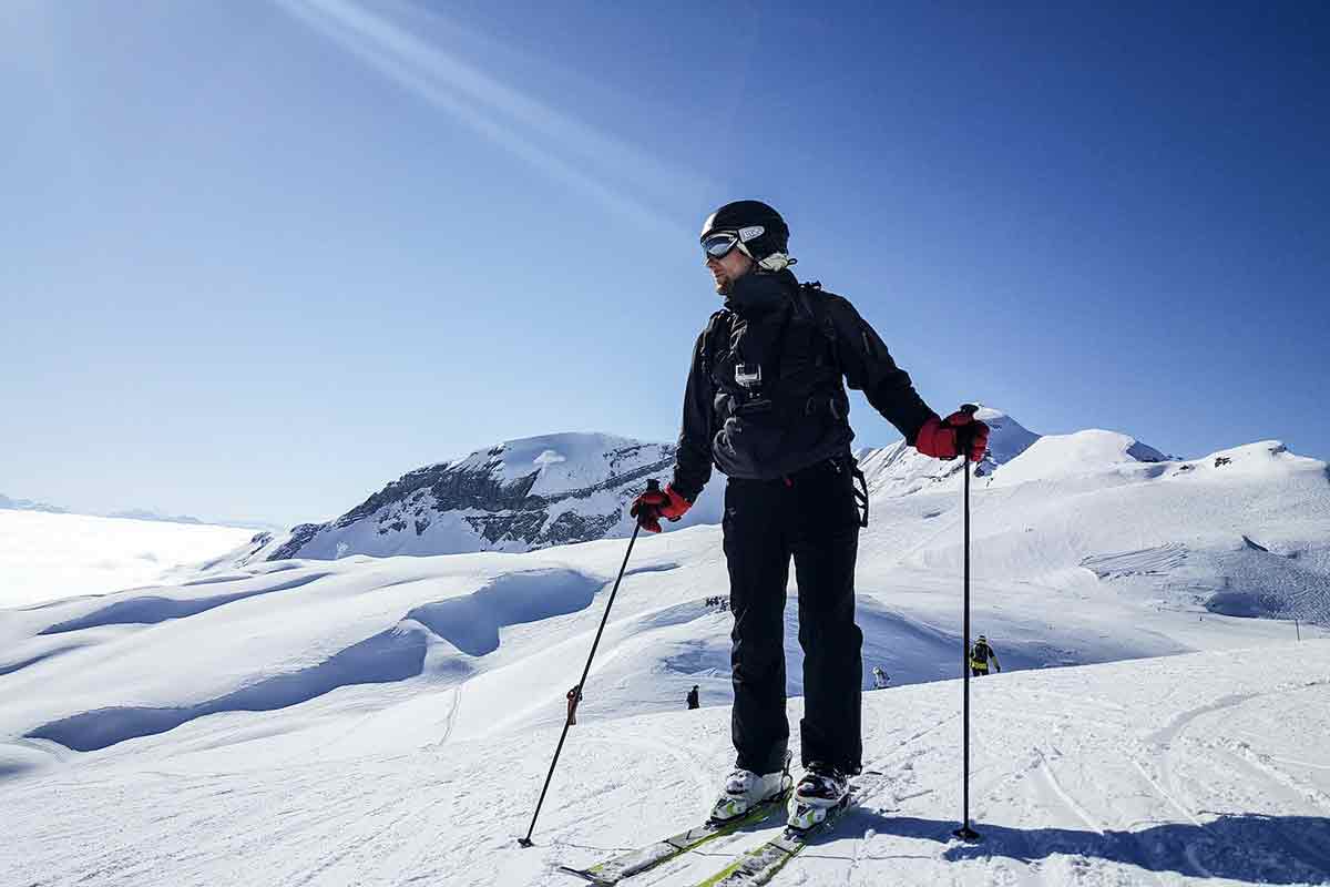 uno sciatore in montagna