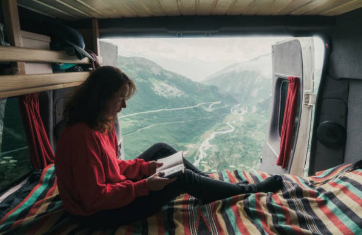 Leggere un libro in montagna