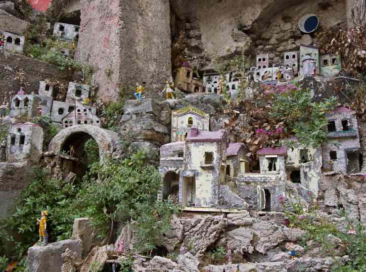 Un presepe ancorato su di una montagna