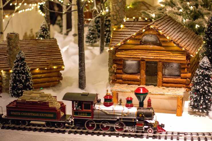 Riproduzione in miniatura di un Polar Express in un presepe natalizio