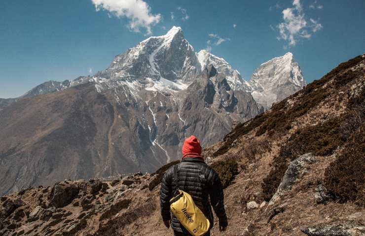 Scalatore affronta le montagne del Nepal