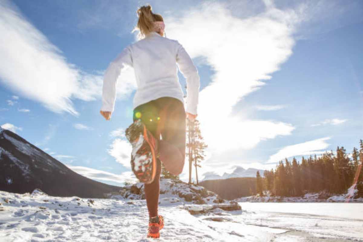 Correre sulla neve in montagna