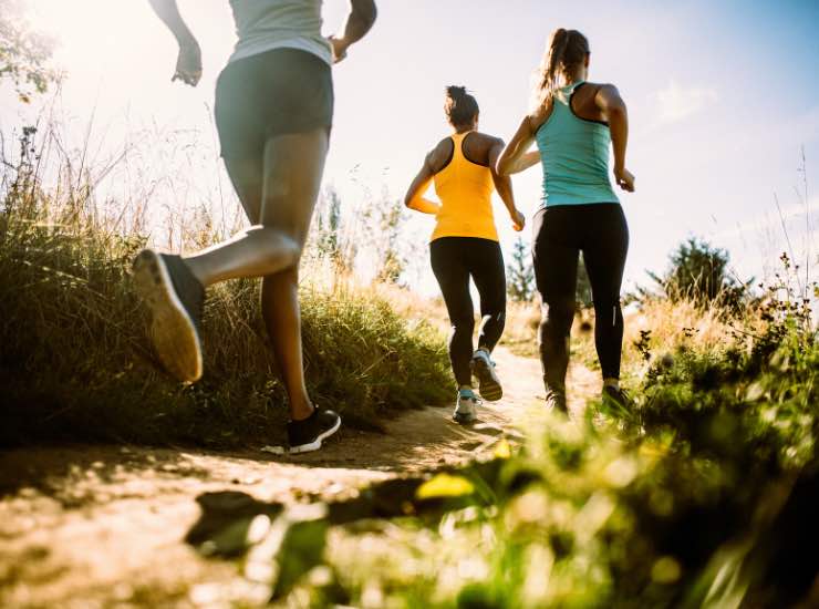 Delle ragazze fanno Trail running