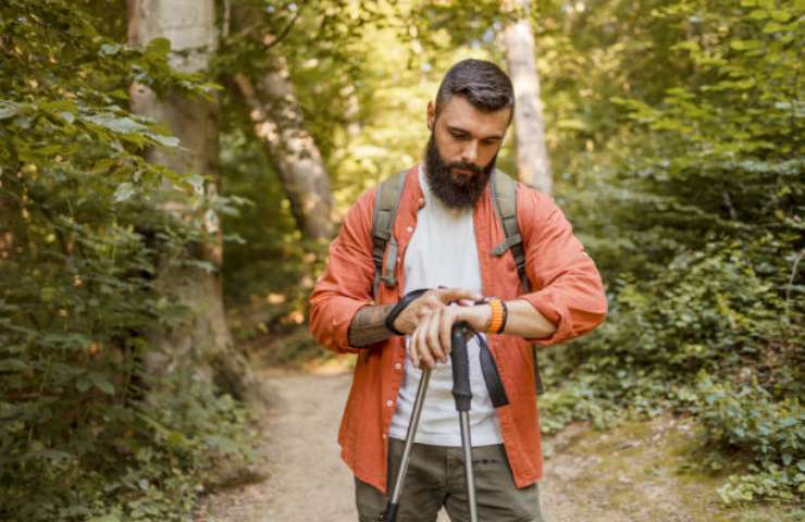 Uomo controlla il suo orologio da trekking