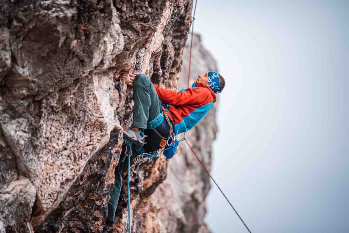 Un uomo durante l'arrampicata