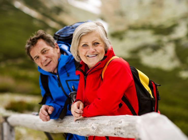 Una coppia di anziani che fa trekking