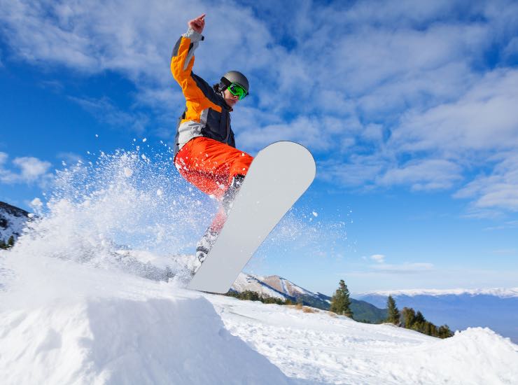 Un uomo in snowboard