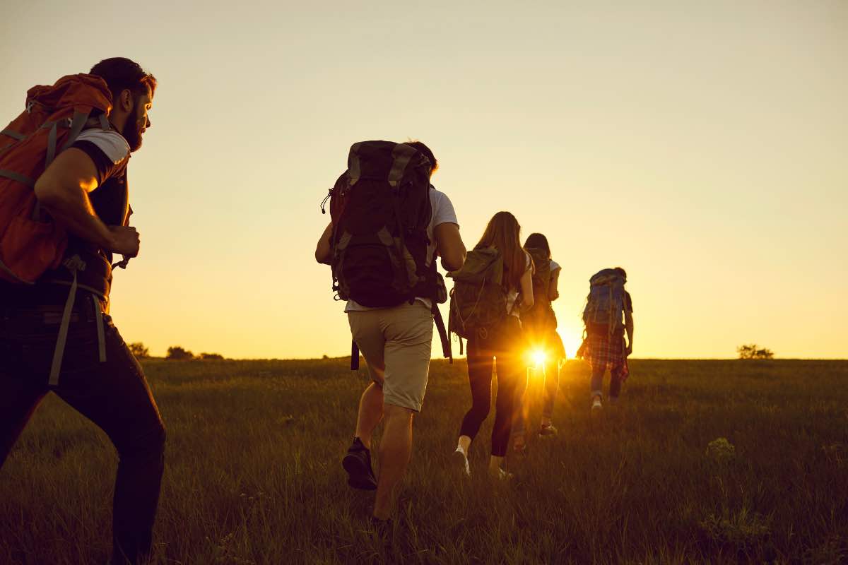 un gruppo di persone con pantaloni da trekking