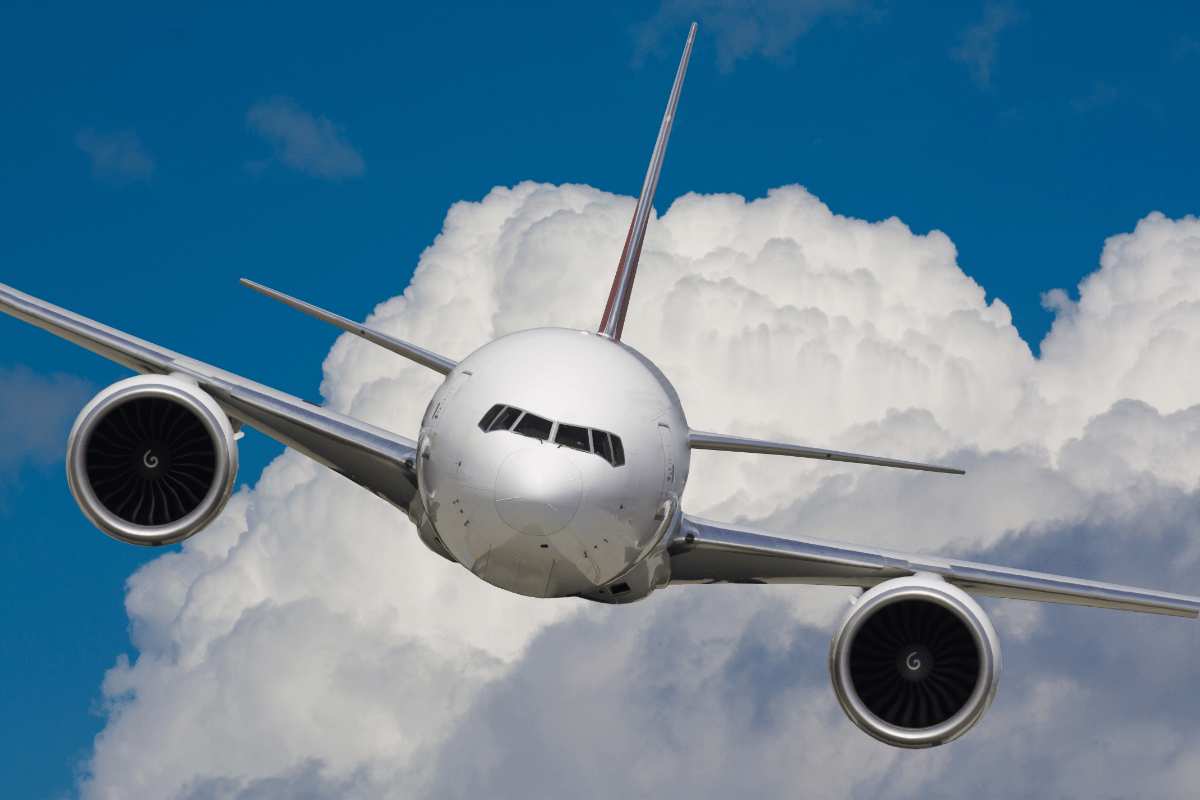 Il decreto stop caro voli permette di risparmiare sui biglietti aerei