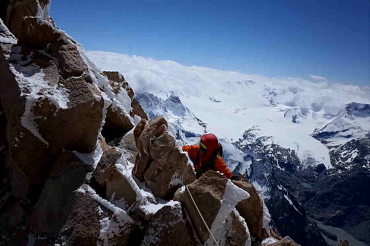 uomo si arrampica sul Fitz Roy