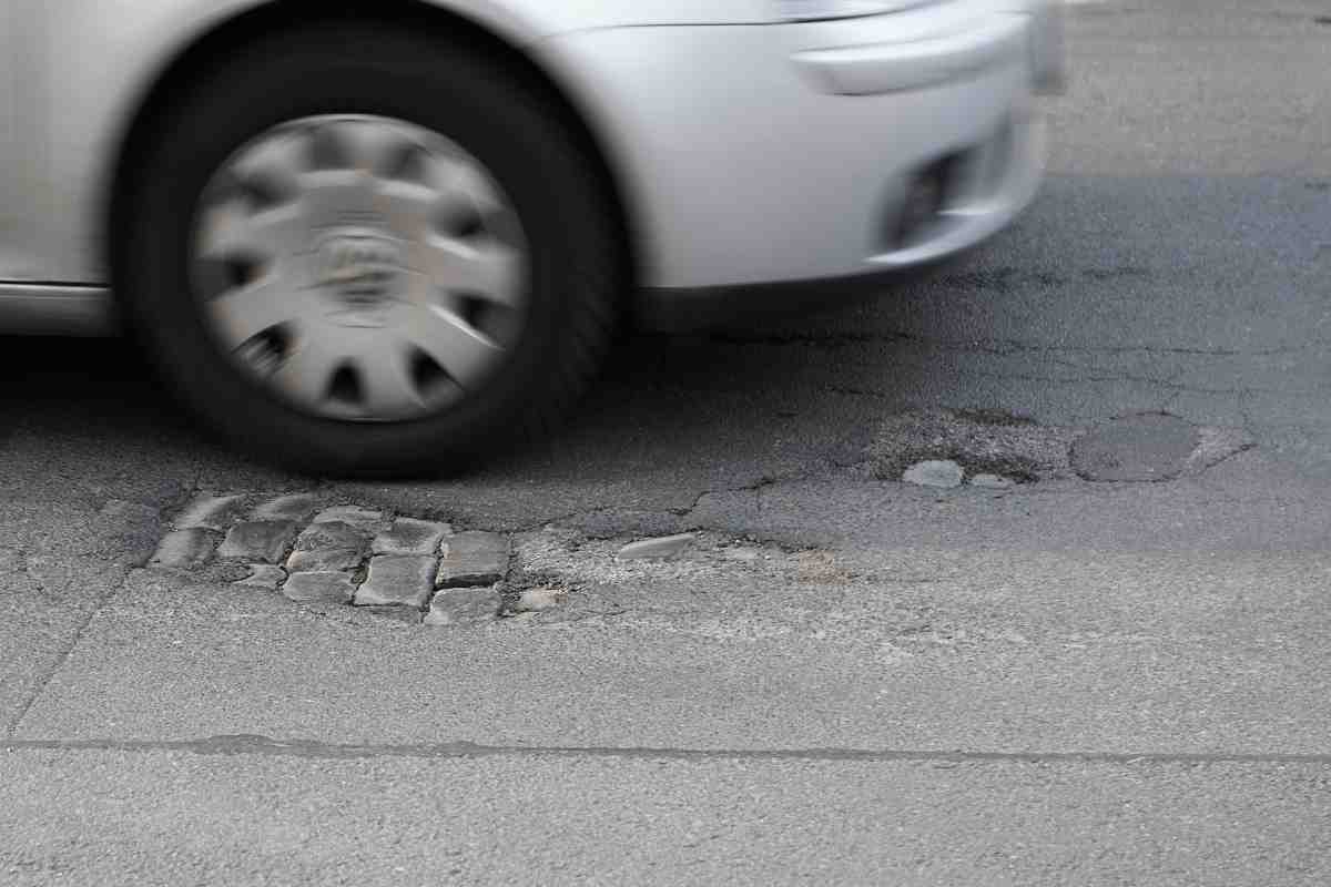 Danni provocati dalle buche sulle strade risarcimento