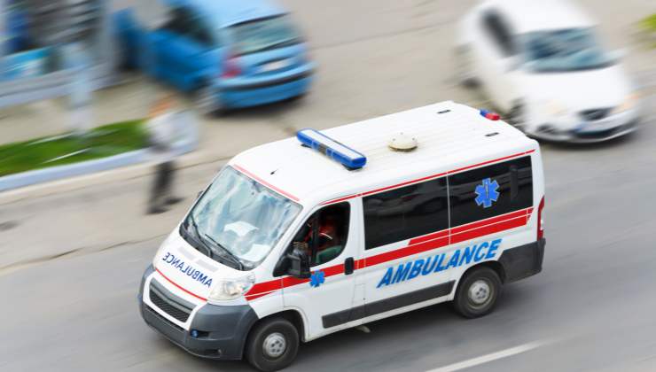 Ambulanza, mai accostare se la senti arrivare