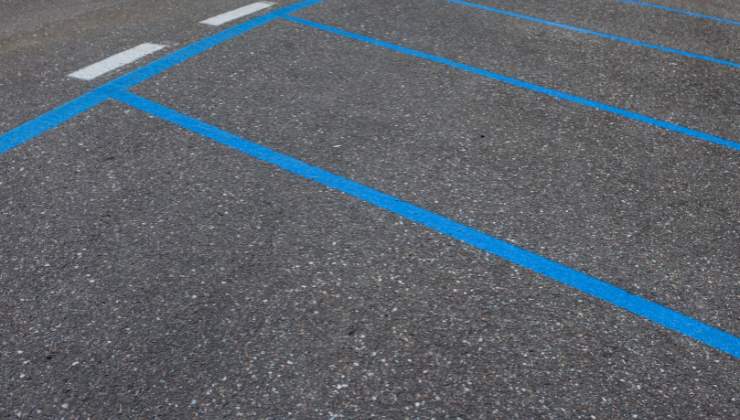 Parcheggiare sulle strisce blu e non pagare: quando è possibile