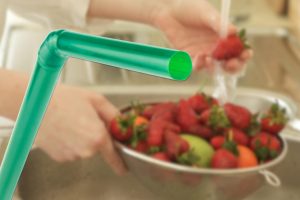 Ecco come fare per pulire le fragole, il trucco della cannuccia