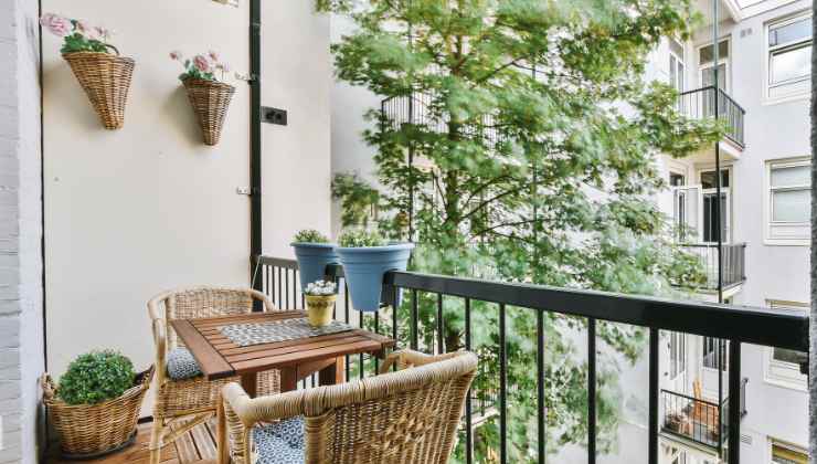 Come nascondere un ripostiglio grazie al balcone verticale