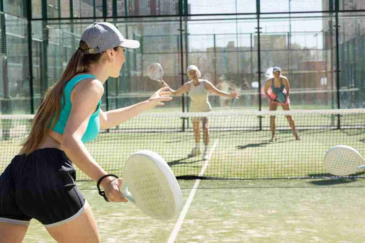 Padel sport donne allenamento