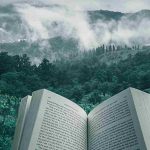 un libro aperto con uno splendido sfondo su delle montagne
