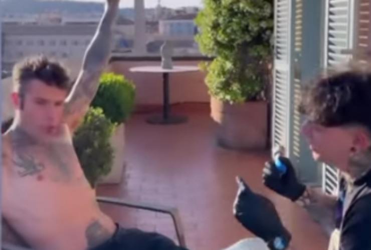 Fedez, tatuaggio con vista su Roma