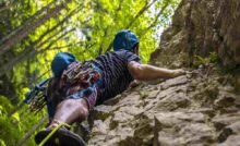 Un uomo intento ad arrampicarsi