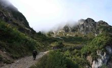 Una persona che cammina in montagna
